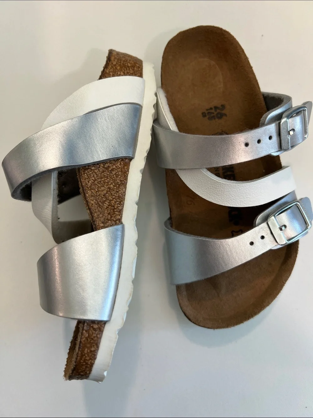 Birkenstock - 26, 8/8.5 Kids‎ Silver and White Double Strap Sandals
